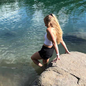 Meet your Posher, Adara